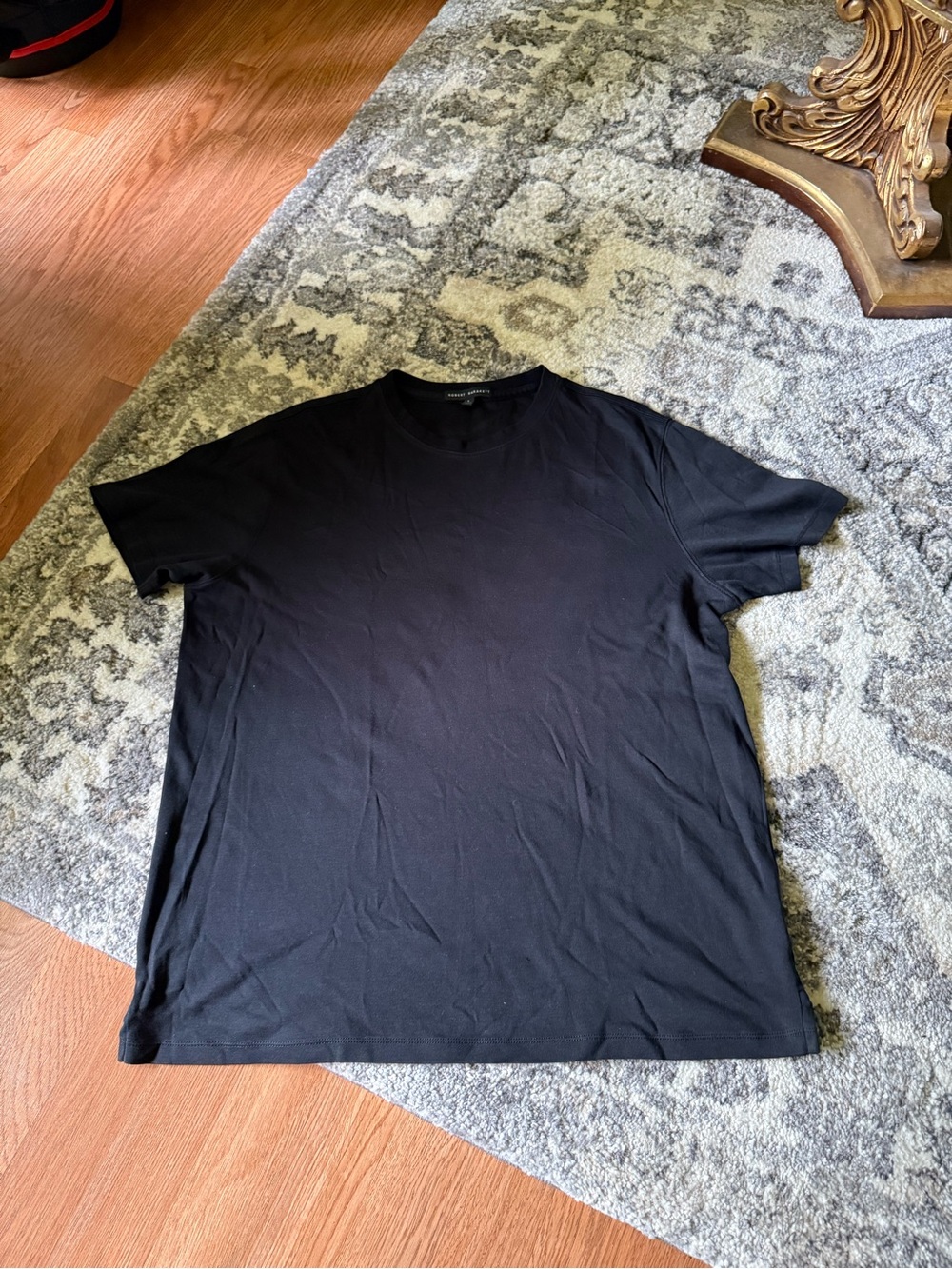 Rarely Worn Robert Barakett T-Shirt 💙